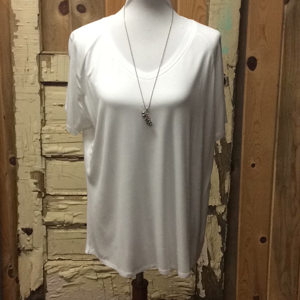 🏷SOLD- Oversized V-neck Tee